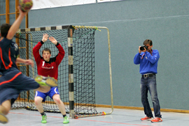 Whrend meiner ganzen Jugend habe ich Handball gespielt. Obwohl ich nach der A-Jugend selbst nicht mehr gespielt habe, hat mich Handball immer interessiert. Mein Heimatort Oweil war immer mit Handball verbunden. So ist das heute noch. Ob ich in meinem Verein als Hallensprecher die Spiele begleite, selbst bei meiner B-Jugend mit auf der Bank sitze oder bei den Spielen unserer anderen Mannschaften zuschaue, ich fiebre immer mit. Oft fotografiere ich an den Spielen und liefere die Bilder zu den Spielberichten der Trainer. Manchmal fotografiere ich auch einfach deshalb, weil es mir Spa macht und sich die Sportler ber die Bilder freuen 