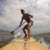 Juli 2013  Endlich wieder am Meer. Nachdem wir Pfingsten einen wunderschönen und interessanten, aber wasserlosen Urlaub in Peking hatten, war ich heiß auf Stand-up-Paddeln, Kite- und Windsurfen. Zum Glück hatten wir 11 Tage Wind. Meistens war ich in Sachen Surfen aber zweimal unterwegs. Morgens ohne Wind mit Marvin, Emily oder Jutta beim Stand-up-Paddeln und Mittags bei super Thermik beim Kiten und einmal beim Windsurfen. An einem Nachmittag haben wir eine GoPro-Kamera auf den SUP-Boards in der Welle ausprobiert. Die Wellen waren nur niedrig, aber zum Testen gerade richtig. GoPro-Bilder bieten tolle Aktion ...