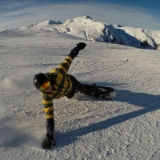 2013 12  Nach den ersten Erfahrungen mit einer GoPro Action Camera beim Stand up Paddeln in St. Pere Pescador habe ich nun die ersten Versuche mit der eigenen GoPro machen können. Die wichtigste Erkenntnis für Actionfotos ist, möglichst nahe am Motiv zu sein. Das klingt logisch, ist für diese Superweitwinkelbrennweiten aber nochmals schwieriger umzusetzen, als bei normalen Kleinbildkameras. Das gilt sowohl für den Fotograf, als auch für die Akteure. Nicht jeder traut sich nahe genug an den Fotografen und nicht jeder führt die Technik zum richtigen Zeitpunkt sauber aus. Peter setzt das beim Snowboard fahren ideal um ...