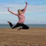 April 2014  Für uns sind unsere Urlaube am Meer sehr wichtig. Für alle ein toller Ausgleich. Während die Kinder meistens "Chillen", dreht sich bei mir alles um Kiten, Stand up Paddeln und Windsurfen. Emily freut sich dagegen auf das Entspannen von der Schule und vom Kunstturnen. Neben Lernen und Turnen bleibt nicht mehr viel Zeit für sonstige Aktivitäten in der Freizeit. Zum guten Glück kann man an unseren Urlaubsorten immer Reiten. Unbewußt ist Turnen aber immer präsent. Wenn's um Akrobatik geht ist Emily immer oben auf. Diesmal mit Sprüngen vom Pezziball ...