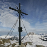 Dezember 2014  Der Anblick des Großen Rettenstein fasziniert mich schon immer. Es ist nicht der höchste, aber sicher der markanteste Gipfel der Kitzbühler Alpen. Ich habe den Gipfel schon mehrfach fotografiert. Bei unterschiedlichem Licht und von unterschiedlichen Stellen, aber auch von anderen Gipfeln. Vom Wildkogel zum Beispiel gelingt dies auch ganz einfach, vom Frühmessergipfel dagegen nicht. Der Gipfel des Frühmessers ist viel zu spitz, um sich ausreichend weit vor dem Gipfelkreuz zu positionieren, so dass in einen Bild das gesamte Gipfelkreuz und der Große Rettenstein im Hintergrund sichtbar werden. Ich habe das mit drei zusammengefügten Hochformataufnahmen erzielt. Genialer Ausblick ...