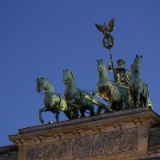 Juli 2015  Vor ein paar Tagen waren wir in Berlin. Unsere Hauptstadt bietet wirklich viel. Logischer weise habe ich mir fotografisch auch was ausgedacht. Zum Beispiel das Olympiastadion mit grünem Gras und blau-weißer Tartanbahn oder die Kaiser Wilhelm Gedächtniskirche mit Puderdose und Lippenstift sowie dem bereits beleuchteten Brandenburger Tor in der blauen Stunde. Aber wie immer sehen Planung und Wirklichkeit ganz anders aus. Im Olympiastadion war für das Udo Lindenberg Konzert der Boden komplett abgedeckt, der Lippenstift war eingerüstet und das Brandenburger Tor mit einer großen weißen Bühne zugestellt. Zum guten Glück ist die Quadriga oben drauf ...