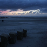 September 2015  Abends sind die Strände in St. Peter Ording wie leer gefegt. Nur noch die leeren Strandkörbe erinnern an den Trubel des Tages. Tausende Badegäste und Wassersportler drängen sich tagsüber am Strand. Wer die Ruhe genießen und nur noch den Wind und das Rauschen des Meeres hören will, muß zu später Abendstunde an den Strand. Ob mit klarem Himmel und Sonnenuntergang oder mit Wolken verhangener Sturmfront spielt dabei keine Rolle. Es ist immer eine schöne Stimmung und ein besonderer Flair. Schöne Lichtstimmungen kann man dort auch noch lange nach Sonnenuntergang genießen. In aller Ruhe und bis fast in die Nacht ...