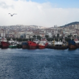 Januar 2016  Beruflich bedingt bin ich immer wieder in Bursa. Die An- und Rückreise erfolgt immer über Istanbul. Bei allen Möglichkeiten ist eine mehr oder weniger lange Überfahrt mit der Fähre nötig. Mir gefällt das sehr. Immer wenn man vom Meer auf Istanbul oder seine Außenbezirke, wie hier auf Pendik blickt, dann bin ich begeistert. Immer am Wasser und leicht hügelig. Ich glaube keine andere Stadt in Europa oder im nahen Osten ist so riesig und hat gleichzeitig so viel Küstenlänge. Ob am goldenen Horn, in Richtung Bosporus oder auf der asiatischen Seite, einfach schön. Wenn dann noch eine Möwe ins Bild fliegt, ist das Glück. Vielleicht ist es aber auch kein Glück, sondern es gibt einfach so viele ...