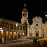 Mai 2016  Die Basilika von Loreto, der zweit wichtigste italienische Wallfahrtsort, den wir auf unserer Urlaubsreise an den Gargano von der Autobahn aus immer sehen, interessierte uns schon lange. In der Nähe der Basilika sollte auch ein gut geeigneter Übernachtungsplatz sein. Obwohl die Lage von Loreto für die Zweiteilung der Reisestrecke vom Gargano nach Hause eher ungeeignet ist, haben wir uns diesmal dafür entschieden und es hat sich sehr gelohnt. Am späten Abend nach Sonnenuntergang beschallten nur noch vier italienische Frauen lautstark den westlichen Vorplatz der Basilika. Für ein Foto der schön beleuchteten Basilika kam mir der menschenleere Platz gerade recht ...