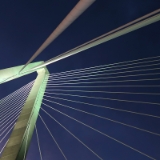 Juni 2016  Meine letzte berufliche Reise führte mich nach Charleston in South Carolina. Charleston ist eine typische Küstenstadt der Südstaaten. Die Arthur Ravenel Jr. Bridge ist eine zweihüftige Schrägseilbrücke über den Cooper River und verbindet Charleston mit Mount Pleasant. Das gesamte Bauwerk ist mit einer Länge von 4 Kilometern und einer Höhe von 175 Metern wirklich imposant. Nicht nur tagsüber, sondern gerade in der blauen Stunde wirkt die hell beleuchtete Brücke besonders schön. Am faszinierendsten fand ich aber den der Blick von unten auf die Pylone und die im Fächersystem angeordneten Stahlseile ...