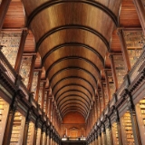 September 2016  Trinity College ist die 1592 gegründete Universität im Herzen Dublins. Neben den klassizistischen Fassaden und den alten Innenhöfen ist das Book of Kells, eine phantasievoll dekorierte Handschrift der vier Evangelien und vor allem die im 18. Jahrhundert entstandene Bibliothek sehenswert. Im sogenannten Long Room werden rund 200000 Bücher aufbewahrt. Eindrucksvoll ist der Blick auf die hohen Regale und das aus Holz gestaltete Tonnengewölbe. Besonders schön wirkt der Long Room durch das, durch die mit Stoffbahnen abgehängten Fenster, strahlende Licht …