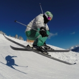 Januar 2017  Mit unserer Surf- und Ski-Clique gehen wir über den Jahreswechsel immer zum Skifahren. Schon seit fünfzehn Jahren sind wir gemeinsam unterwegs. Auch unsere Kinder sind gut befreundet und fahren deshalb immer in einer Gruppe. Ich nenne sie immer Young Guns. Meistens fahre ich mit ihnen. Früher vorneweg und heute hinterher. Seit ich die GoPro habe, sind auch Fotosessions angesagt. Ich mache die Fotos und die Young Guns die Action. Ob eng in die Kurve gecarvt oder über die nächste Rampe gesprungen, immer Vollgas. Natürlich ergeben sich dabei gute Fotos und manchmal auch das Foto des Monats. Diesmal ist es ein Foto von Patty. Er hatte die schönsten Sprünge …