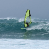 März 2017  Auf der Kapverdischen Insel Sal haben wir einen kleinen Abstecher zu einem der bekanntesten Surfspots gemacht. Ponta Preta ist bei schräg ablandigem Wind und bei einer bestimmten Wellenrichtung ein besonderer Spot. Wenn dann auch noch die Wellenhöhe passt, trifft man nur noch auf gute Locals. So auch an diesem Tag. Dann teilen sich Wellenreiter, Kite- und Windsurfer die besten Wellen. Da ich nach 35 Jahren Windsurfen die letzten zwei Jahre nur noch Kitesurfen war, haben mich die Windsurfer besonders fasziniert. Mit der kleinen G7X Mark2 habe ich noch schnell ein paar Fotos geschossen …